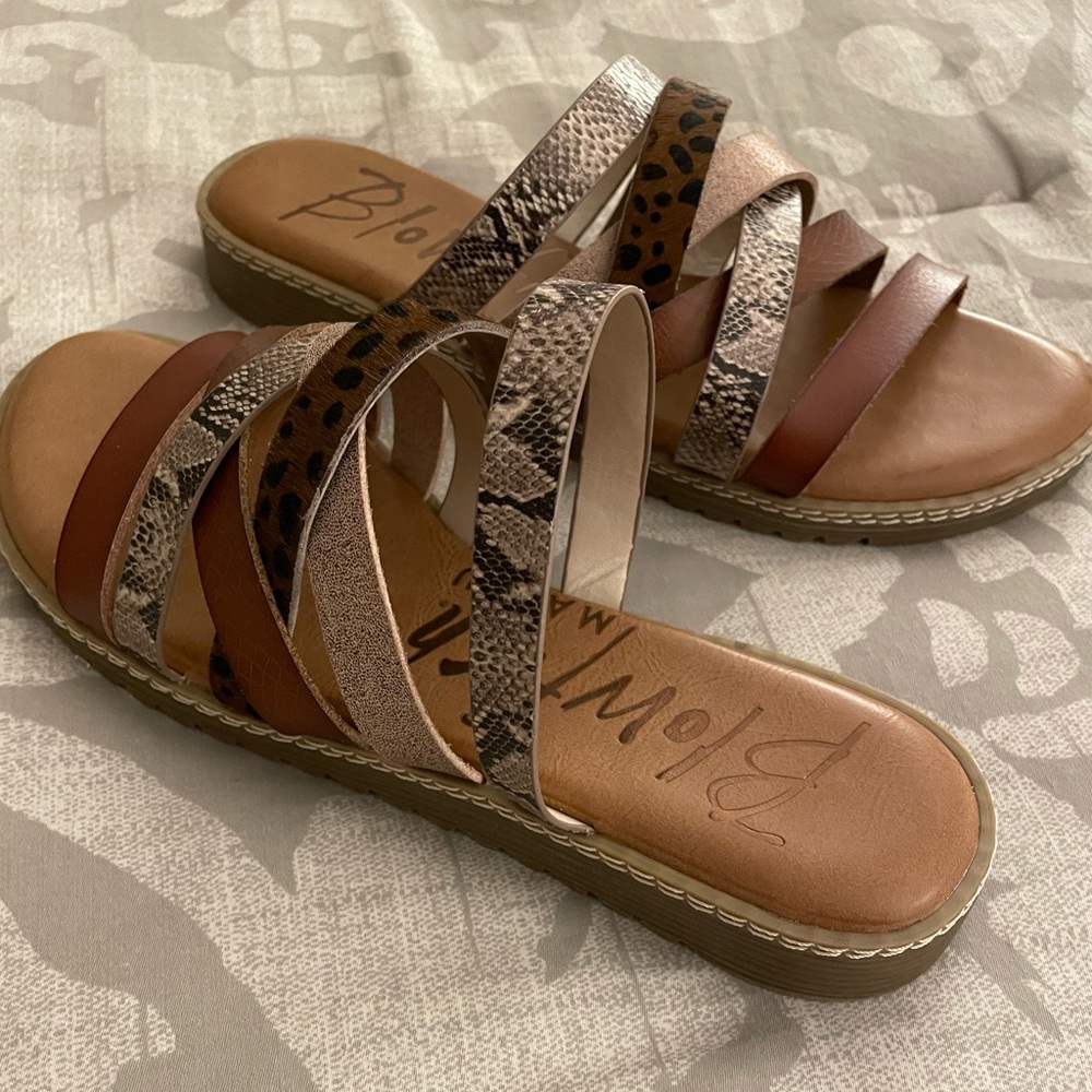 NWOT Womens strappy sandals